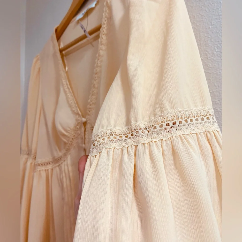 NWT ASTR THE LABEL Pendulum Sleeve Lace Trim Cream Blouse. MEDIUM - Picture 4 of 7